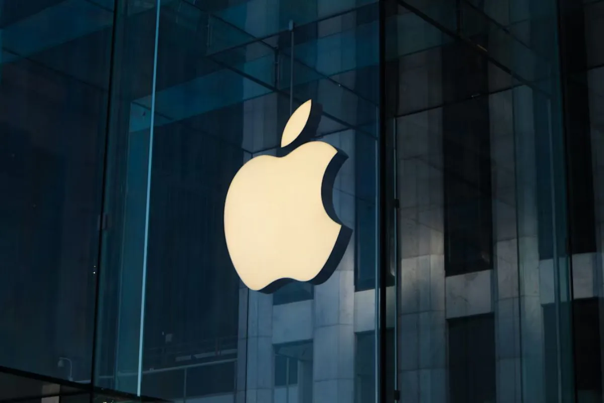 Fachada com o logo da empresa Apple.