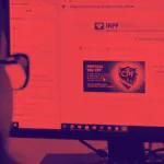 Mulher usando o computador para declarar o IR