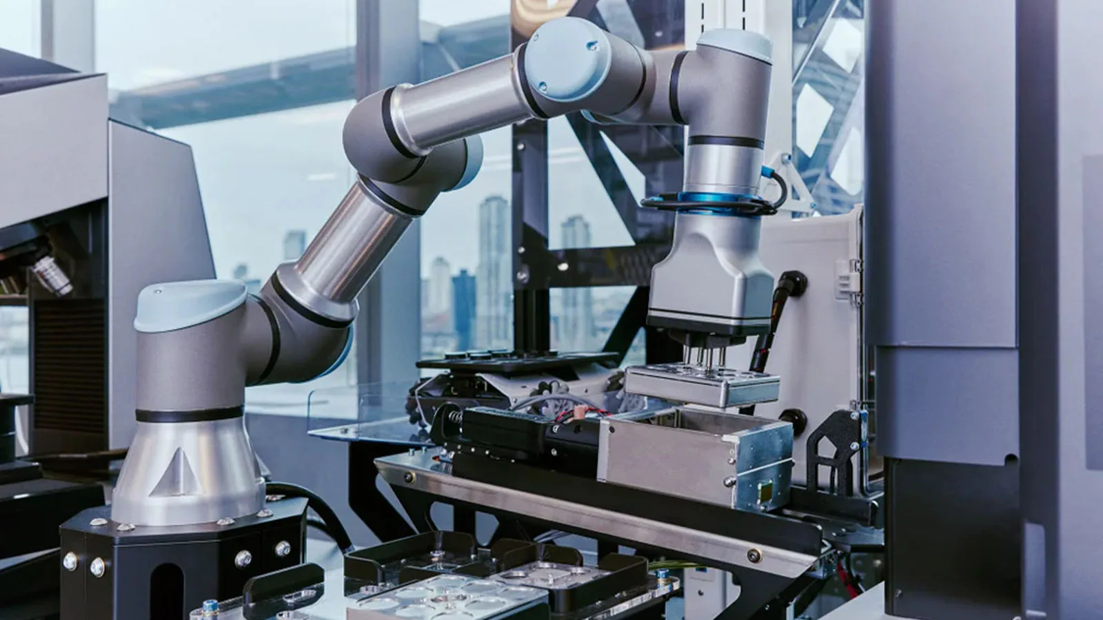 braço robótico em laboratório de novos materiais