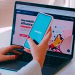 Mulher fazendo compra online