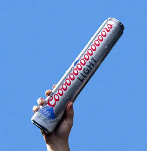 lata de cerveja extra  grande da marca Coors Light