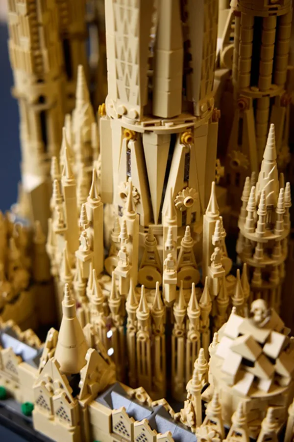 detalhe do conjunto Lego que reproduz a igreja Sagrada Fam&iacute;lia, de Barcelona
