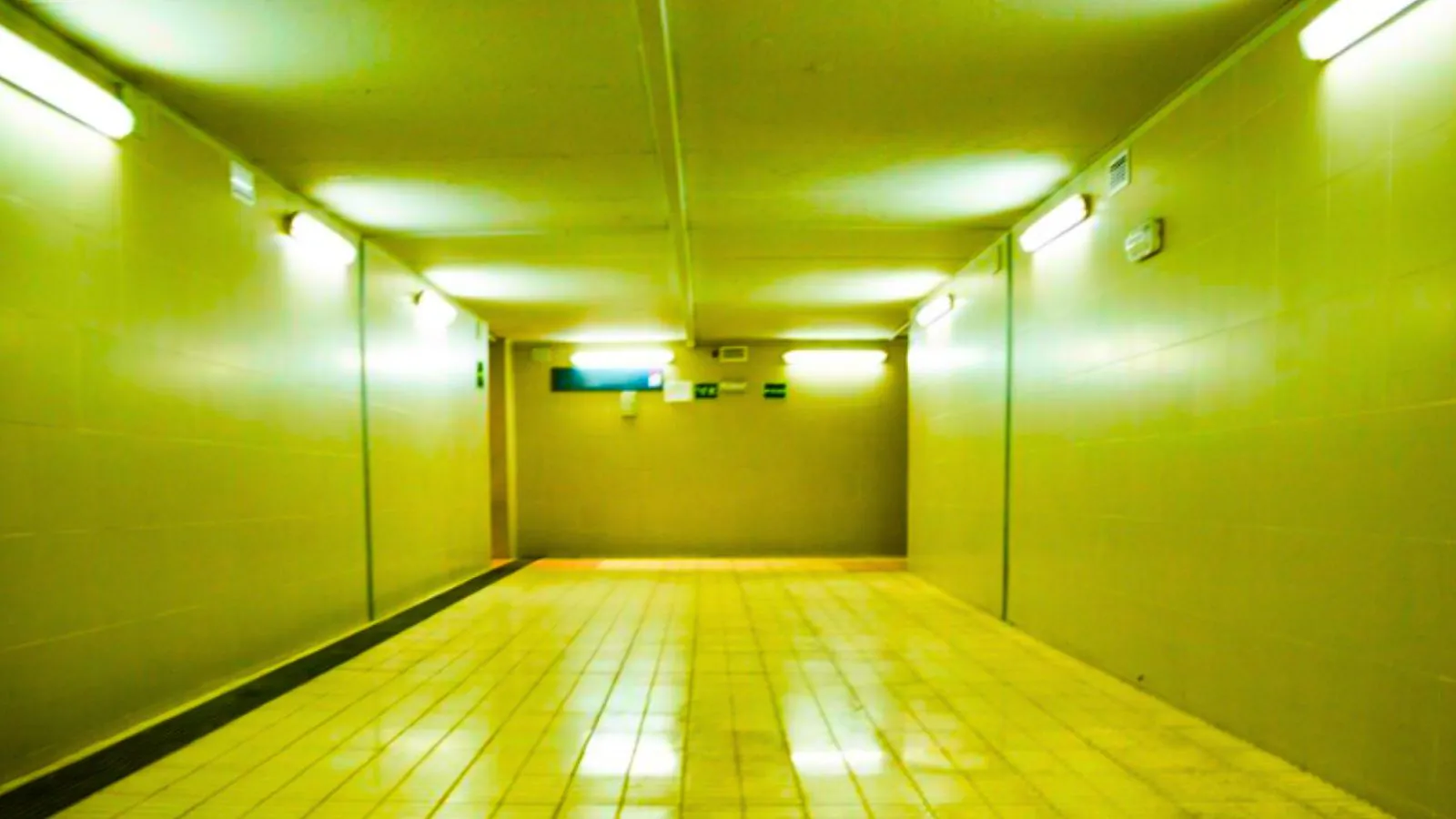 Corredor amarelo com luzes fortes