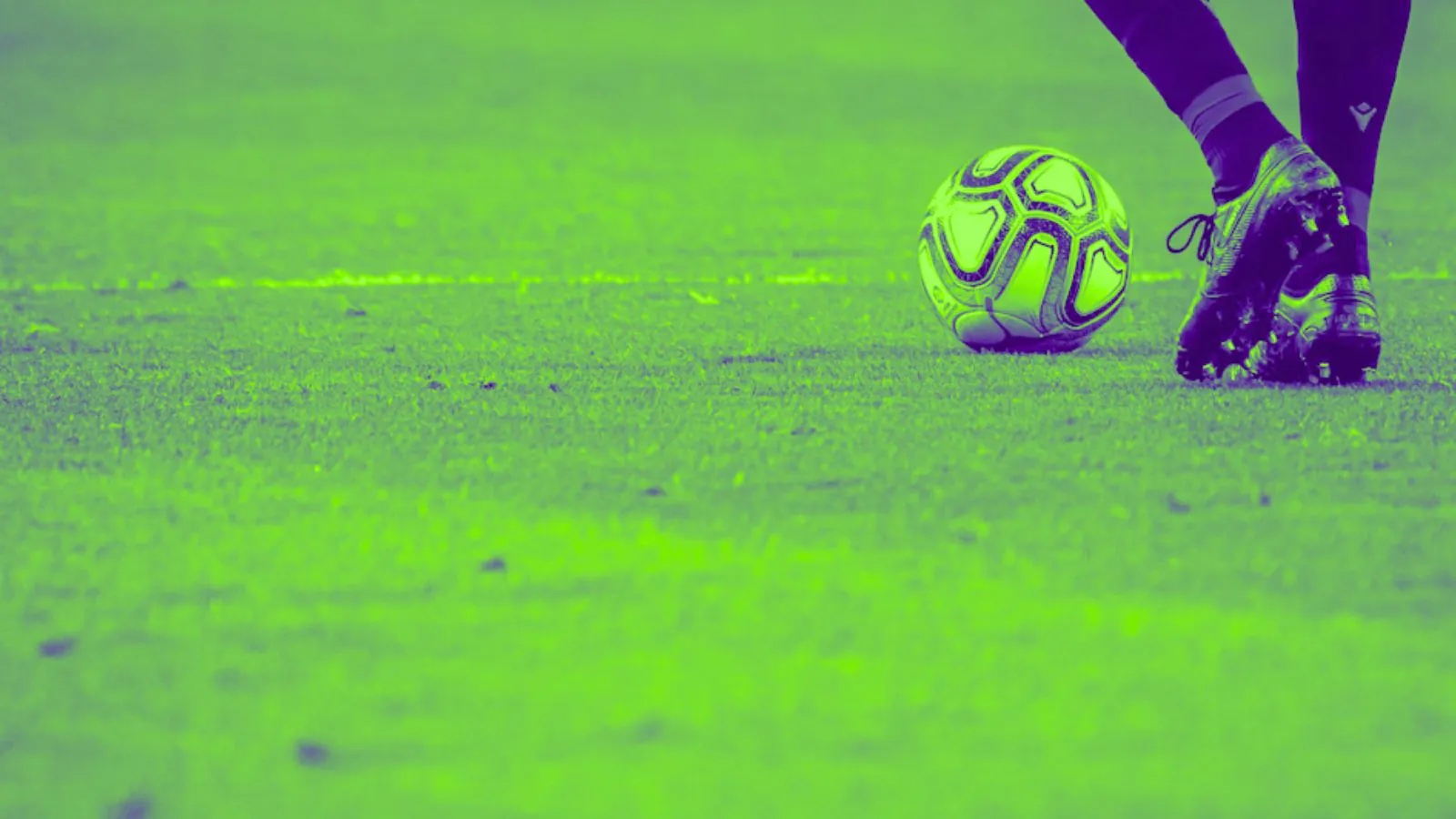 Jogando futebol
