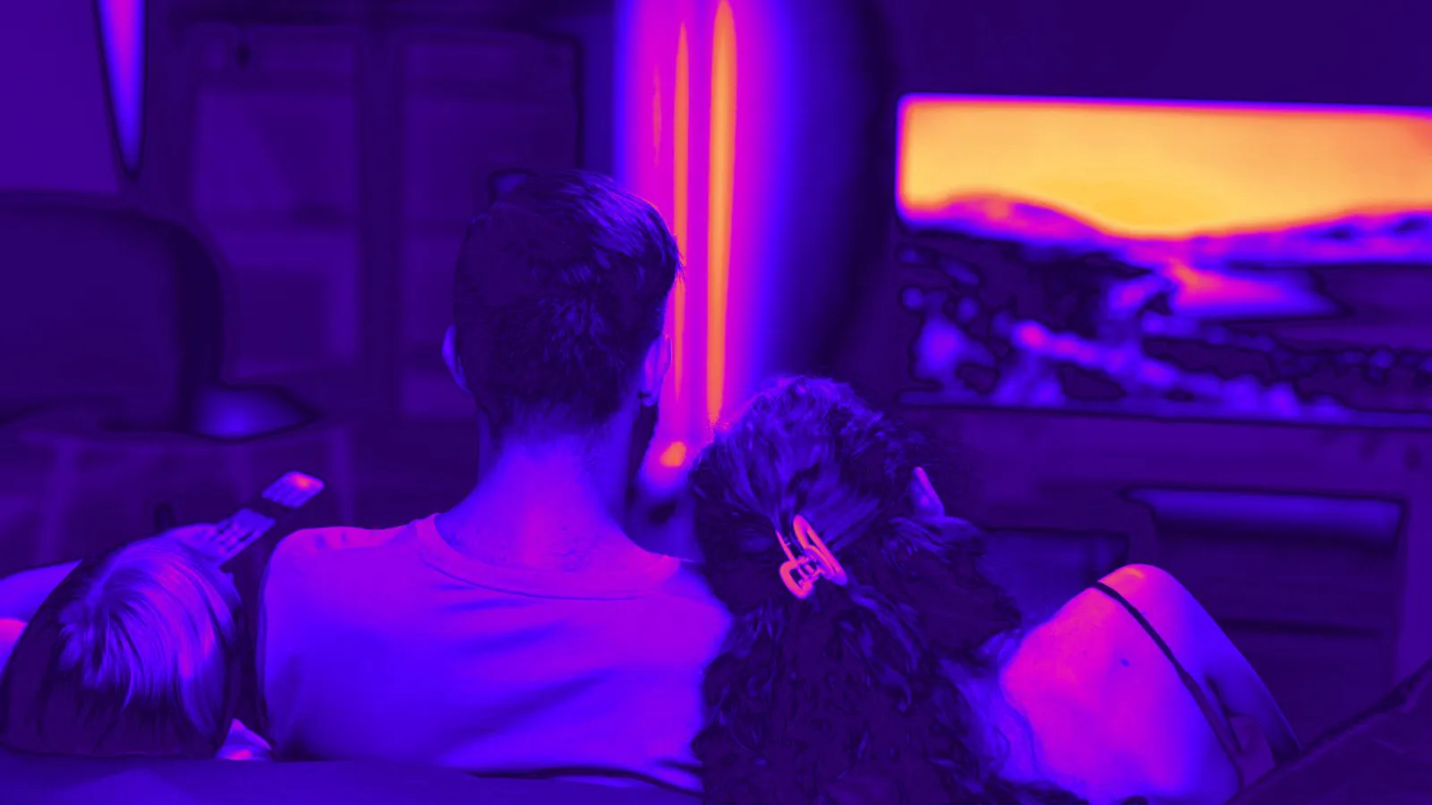 Família assistindo TV