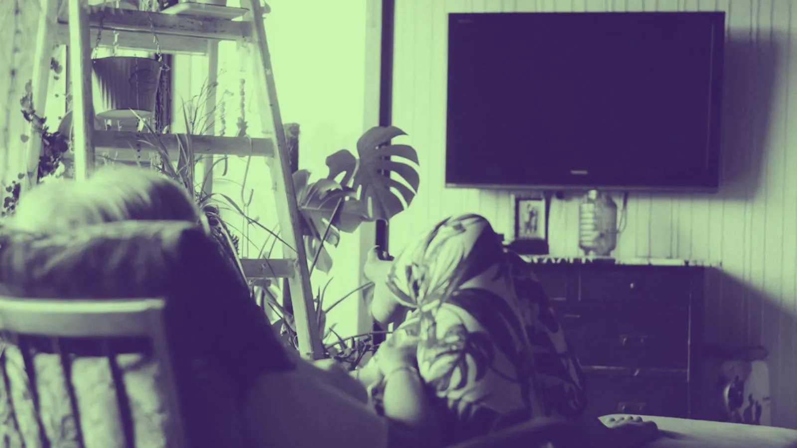 Mulher assistindo filme