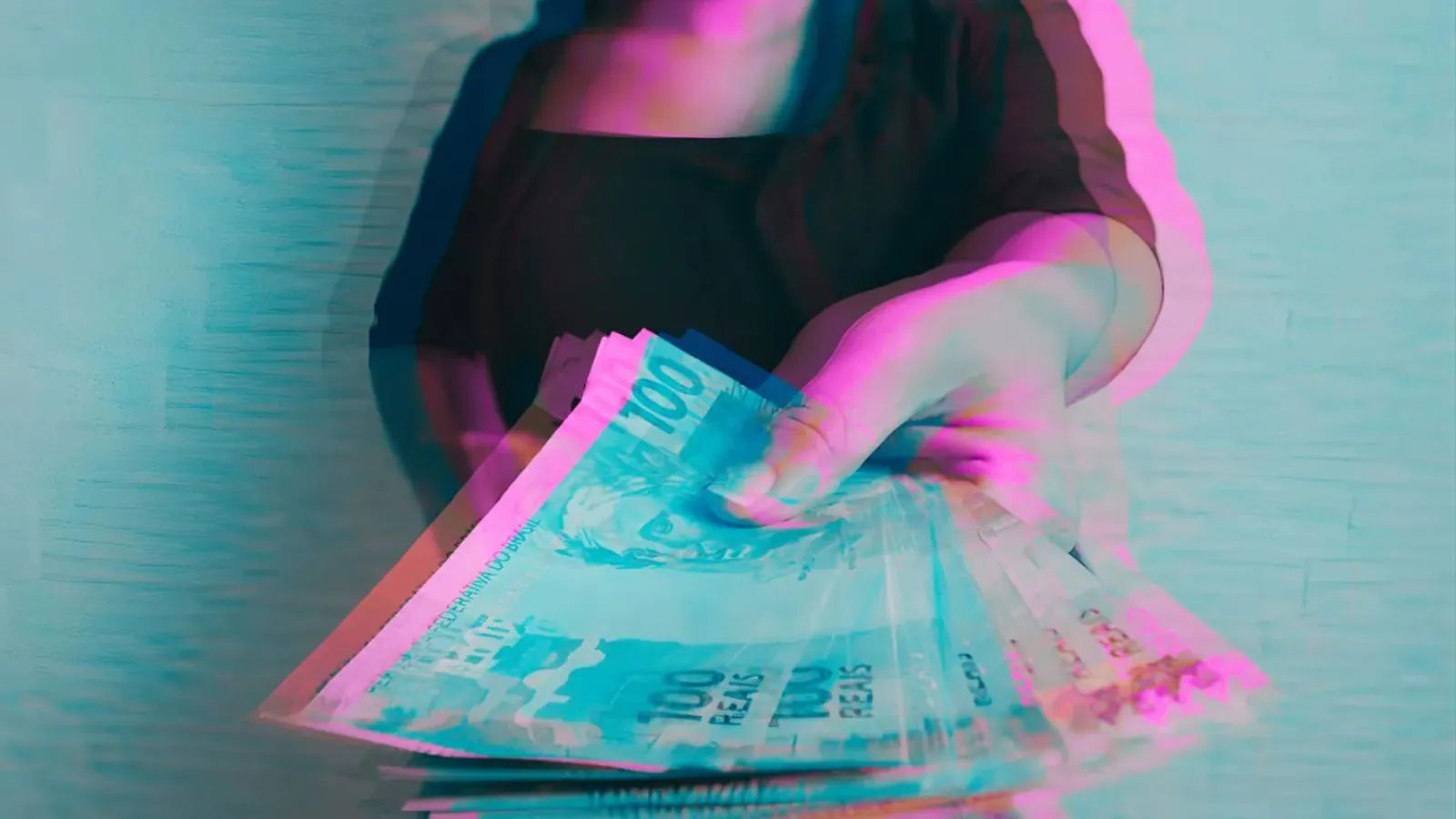 Mulher segurando dinheiro