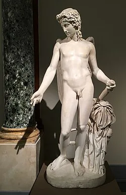 estátua do deus grego Eros no Museu Arqueológico Nacional de Nápoles