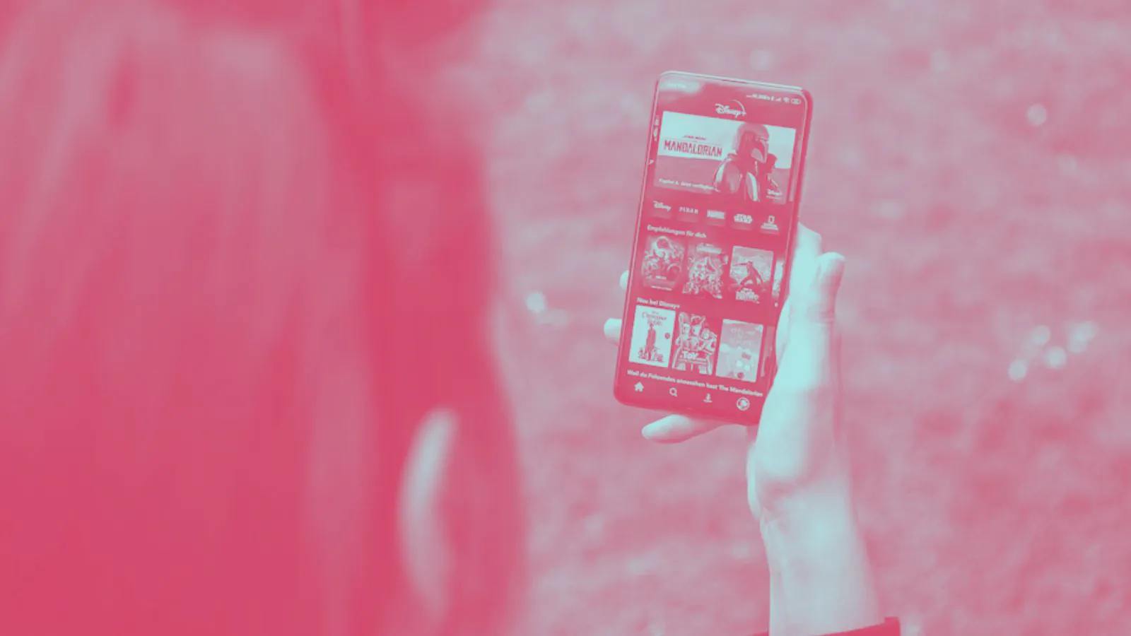 Celular com aplicativo de streaming