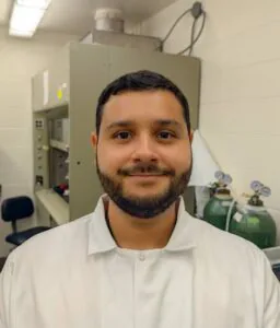 Kauê Costa posa em um laboratório de neurociência