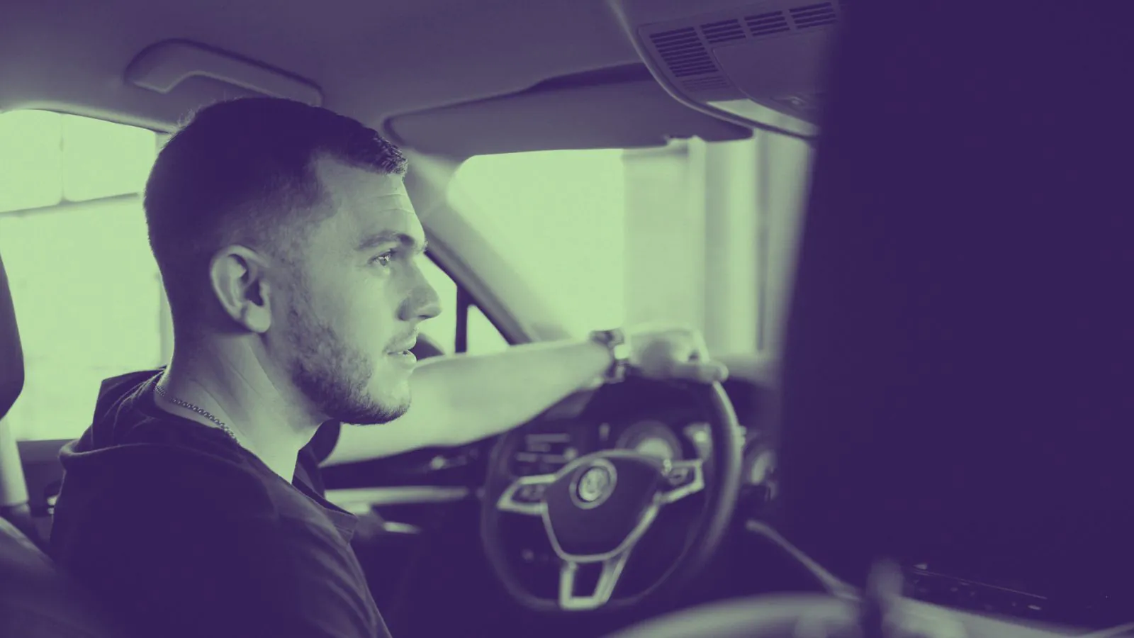 Homem dirigindo um carro