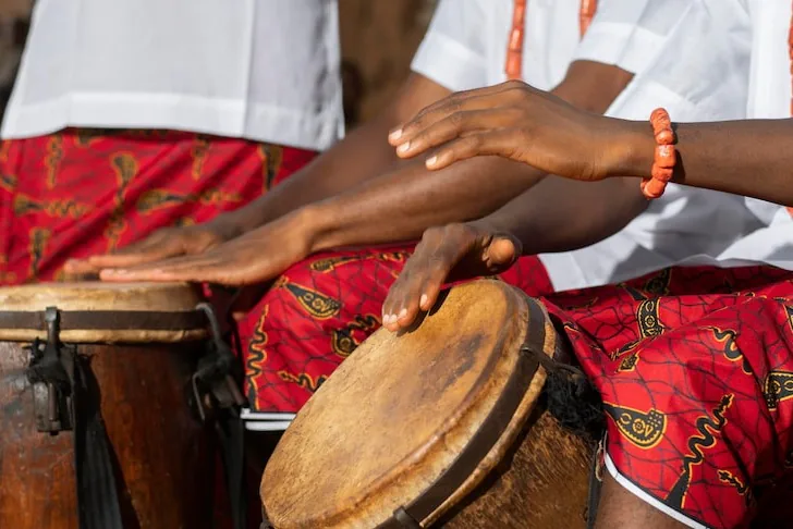Mais que um instrumento musical, o tambor comunica, organiza, convoca, sincroniza