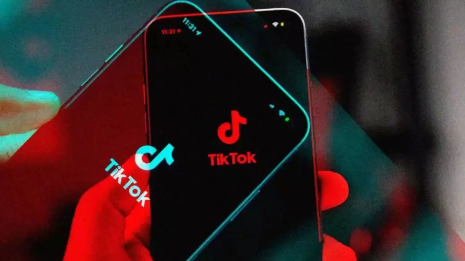 Celulares abertos no símbolo do TikTok