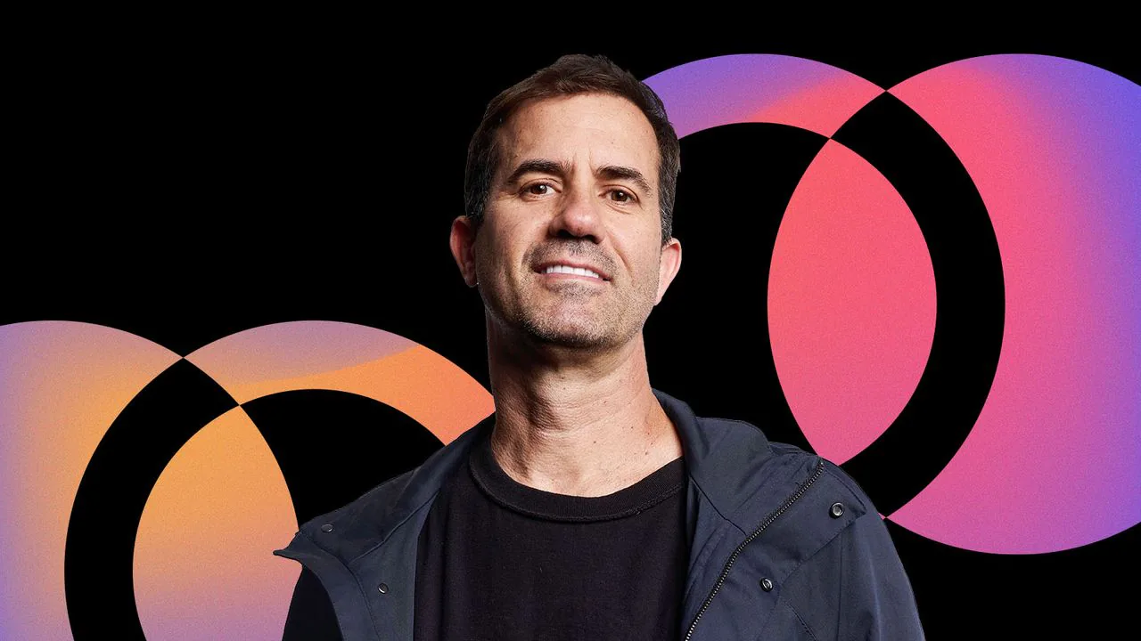 Bob Burnquist sorri diante de fundo preto com elementos gráficos azuis.