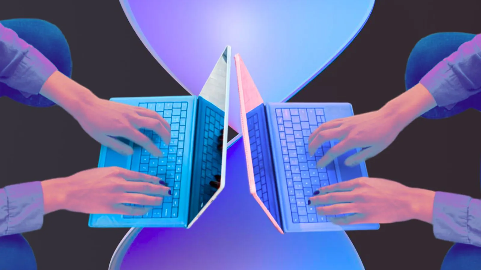Duas pessoas utilizando o notebook