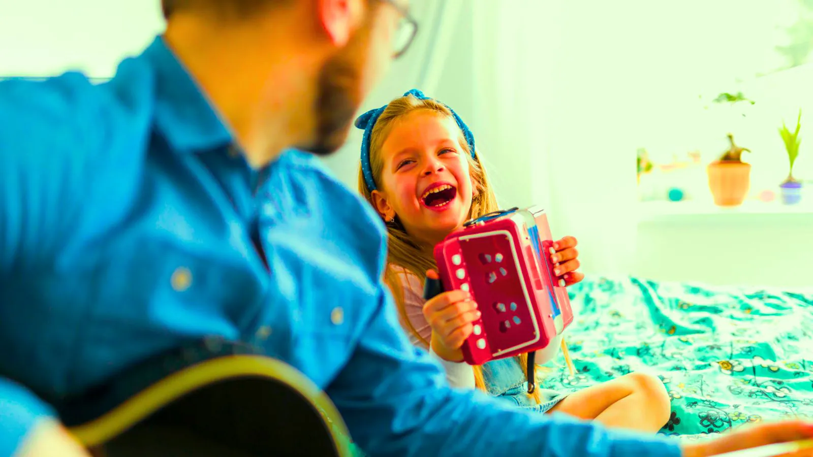 Pai e filha com instrumentos musicais
