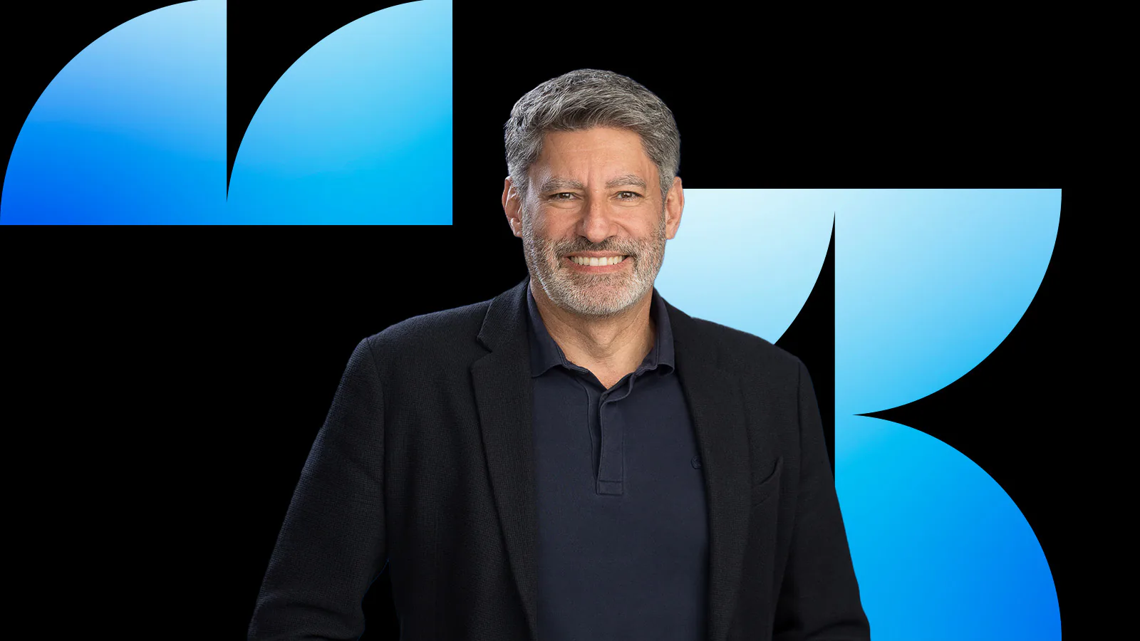 João Bortone, diretor geral da Intel para a América Latina, diante de elementos gráficos azuis.