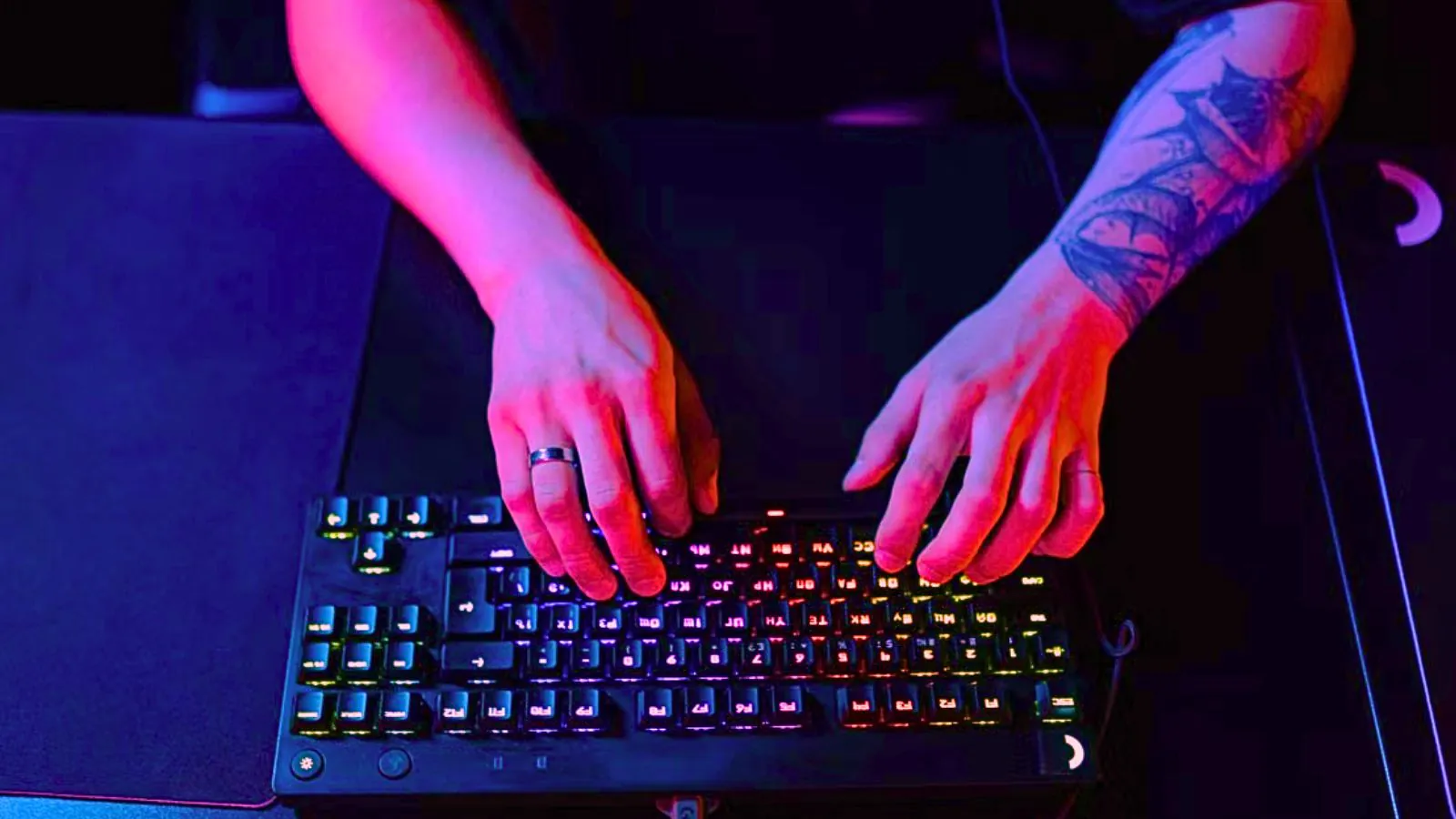 Pessoa jogando online no PC