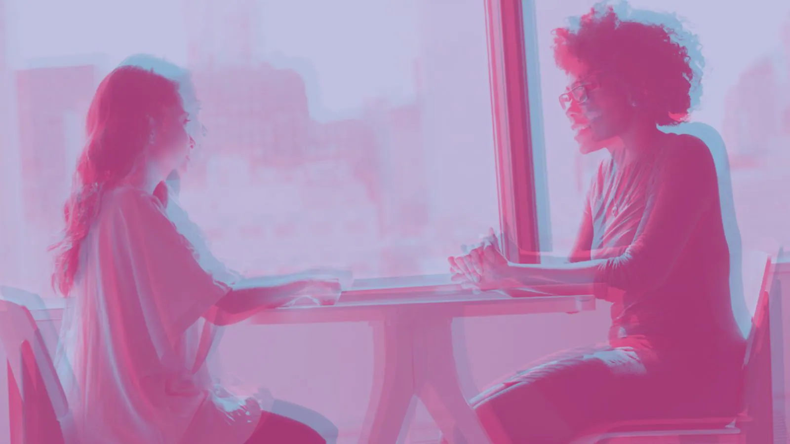 Duas mulheres conversando no ambiente de trabalho