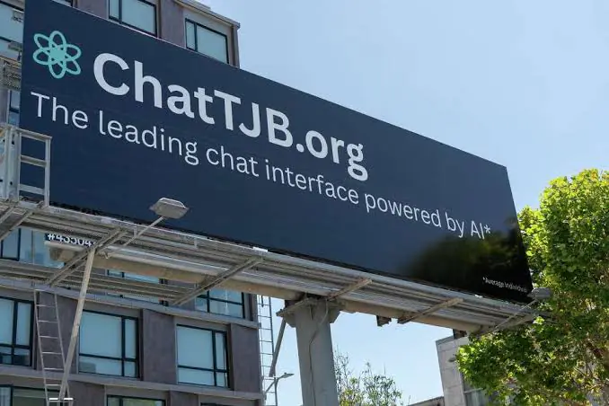 Outdoor do ChatTJB instalado em São Francisco anuncia uma interface de chat movida por um indivíduo real.
