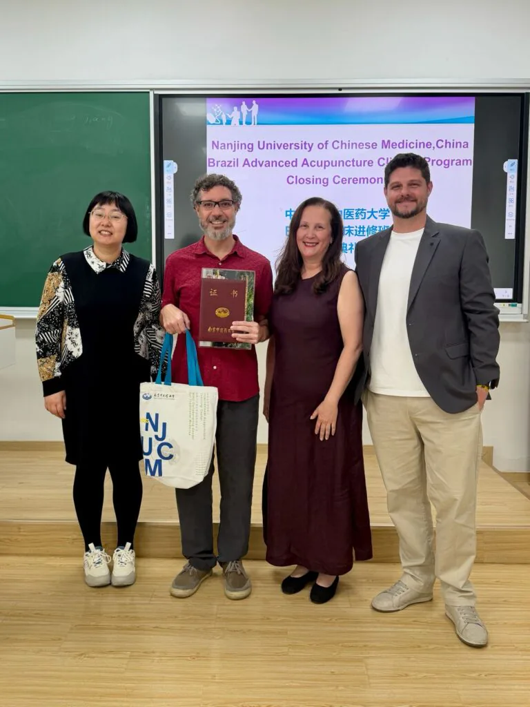 Thomaz Queiroz e participantes de atividade acadêmica na Universidade de Medicina Tradicional Chinesa de Nanjing