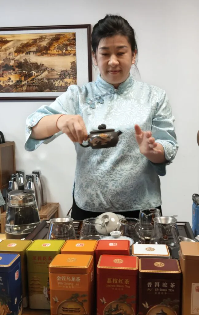 Mulher prepara chá durante uma degustação tradicional na China