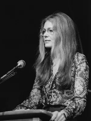 Gloria Steinem em uma confer&ecirc;ncia de mulheres