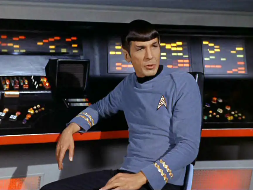 Spock sentado diante dos controles do computador da nave Enterprise