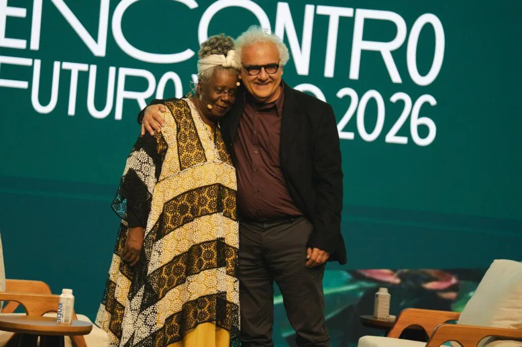 Concei&ccedil;&atilde;o Evaristo e Milton Hatoum se abra&ccedil;am no palco do Encontro Futuro Vivo 2026.