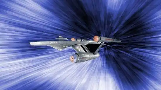 Nave Enterprise viaja em velocidade de dobra em uma representa&ccedil;&atilde;o de Star Trek