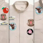 Detalhes de casacos claros da coleção LoveFrom e Moncler, decorados com apliques de urso, táxi, maçã e disco.