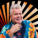 Montagem mostra Milton Cunha sorrindo, com camisa azul florida, diante de formas gráficas em tons alaranjados.