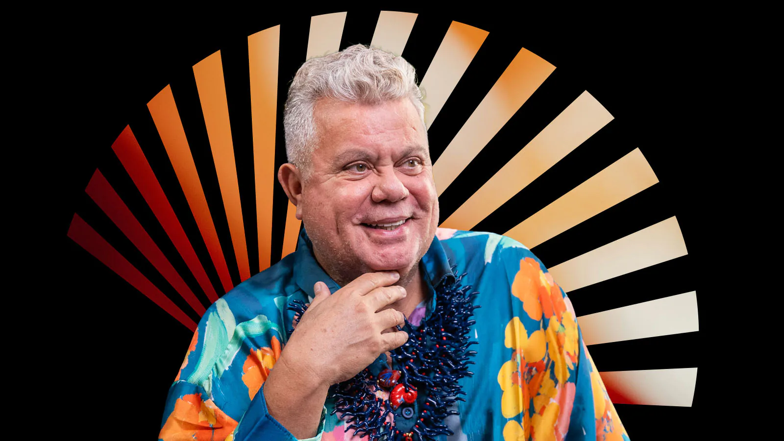 Montagem mostra Milton Cunha sorrindo, com camisa azul florida, diante de formas gráficas em tons alaranjados.