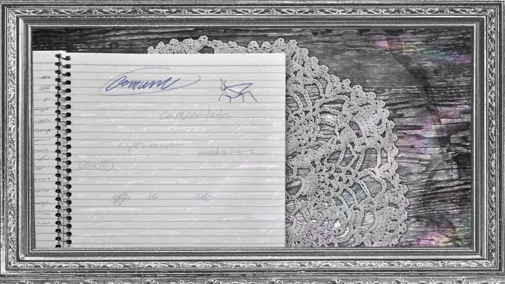 Caderno aberto com a palavra Comum e o desenho de um inseto ao lado de uma pe&ccedil;a de croch&ecirc;