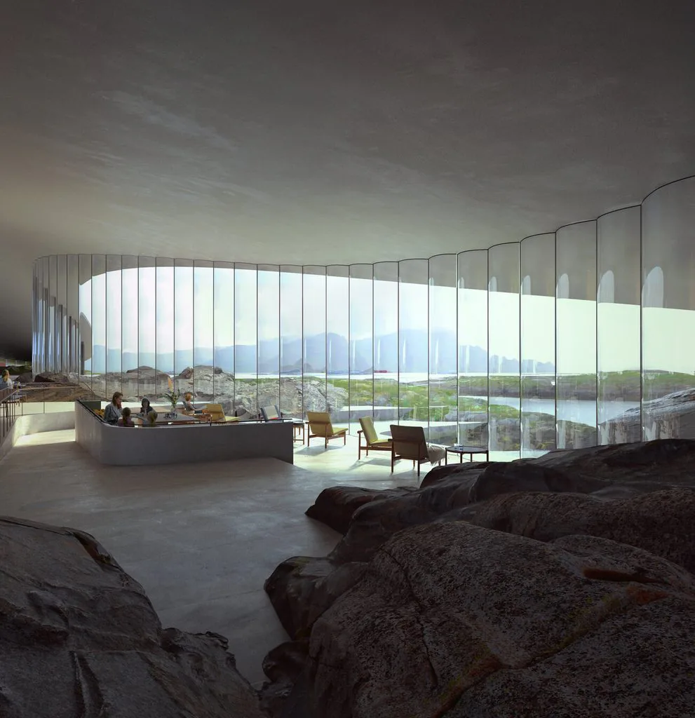 Interior do The Whale com paredes de vidro, rochas e vista para a paisagem costeira da Noruega