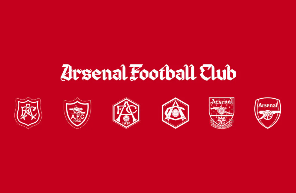 Seis vers&otilde;es de escudos hist&oacute;ricos do Arsenal, alinhadas sobre fundo vermelho, com diferentes desenhos do canh&atilde;o e do nome do clube.