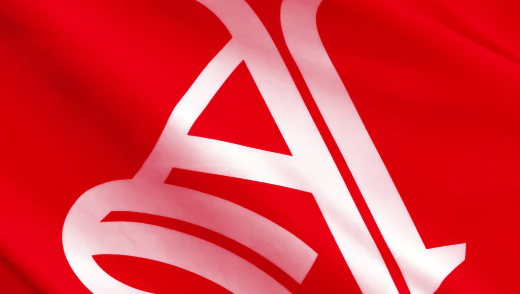 Detalhe ampliado de uma letra A estilizada, com linhas brancas e rosas sobre fundo vermelho, criada para a identidade visual do Arsenal.