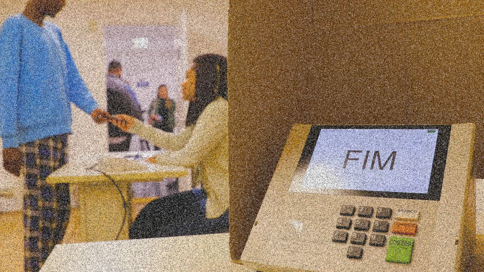 Mesários e urna eleitoral
