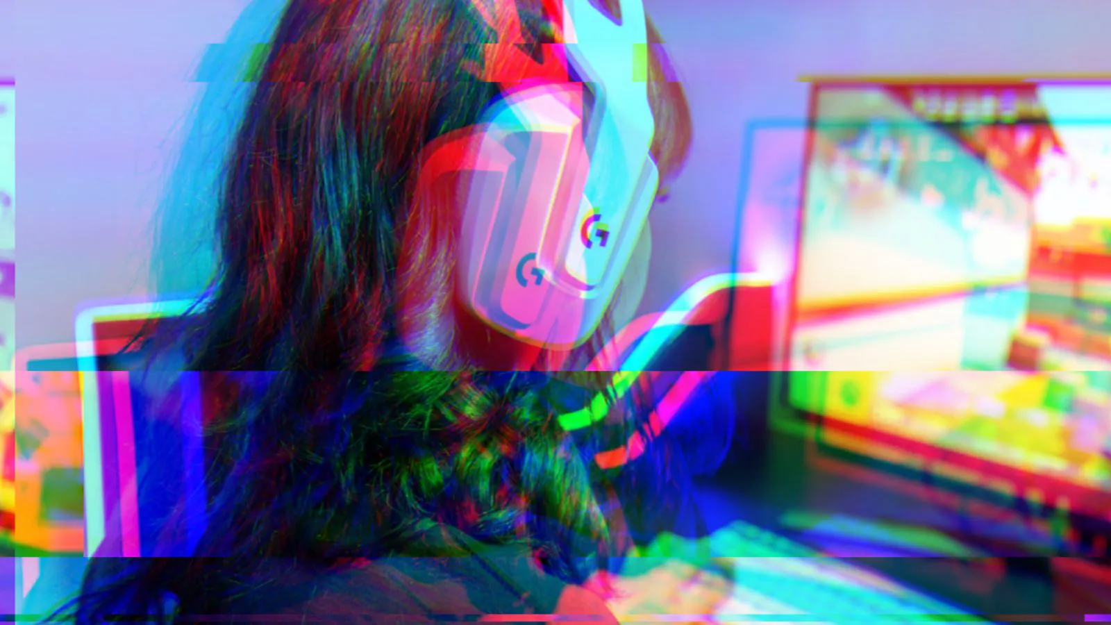 Mulher jogando Valorant no computador